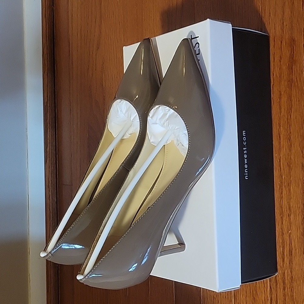 Unworn Nine West Pump Size 7.5M, Light Brown Patent Leather, 2 inches